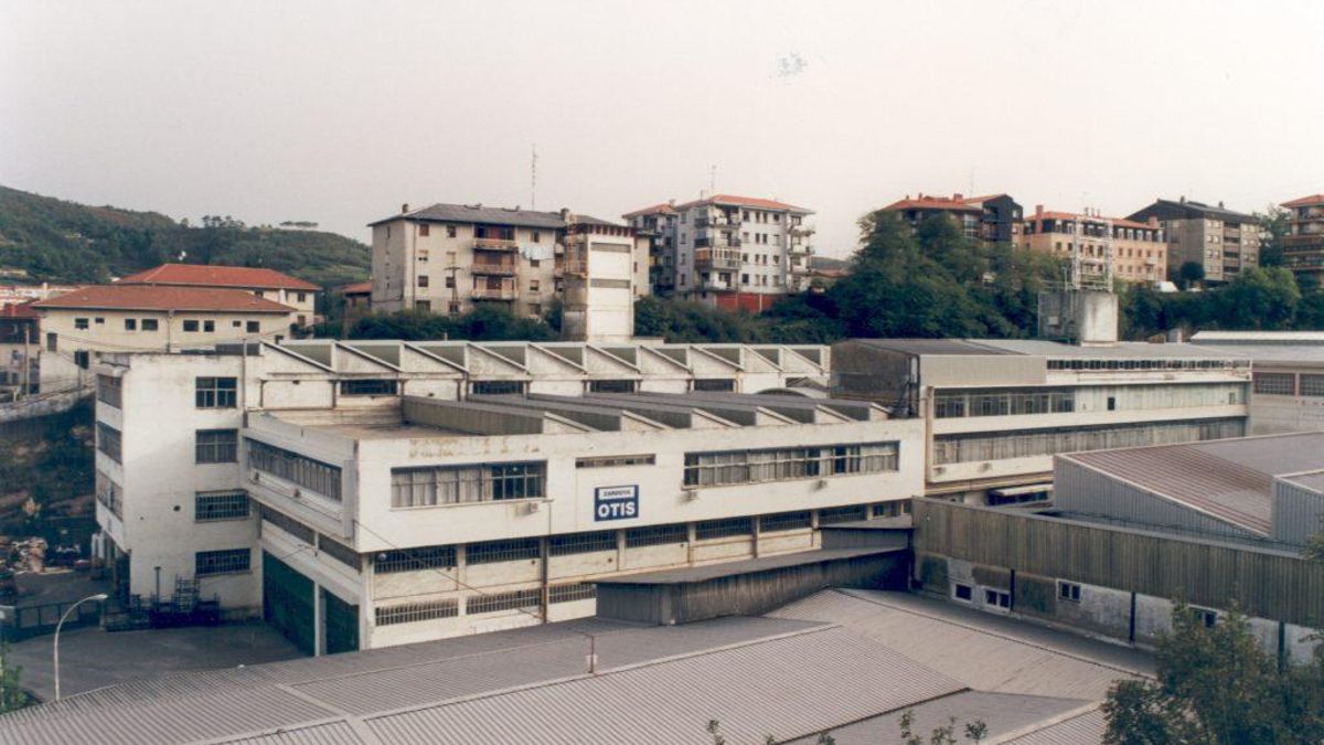 Un incendio en los pabellones de la antigua Zardoya Otis en Donostia deja un herido y tres intoxicados