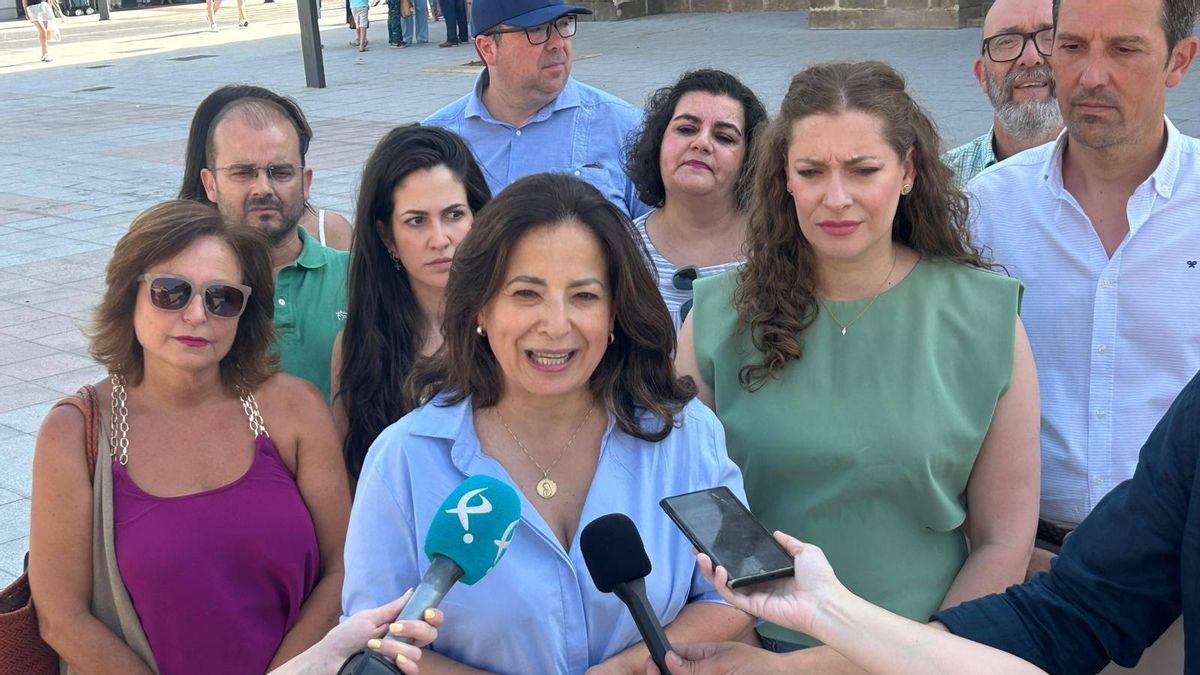 La futura alcaldesa de Do Benito, Elisabeth Medina, junto a la dirigente del PP Esther Muñoz