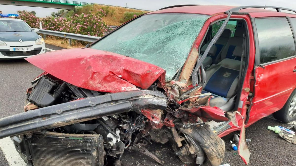 Estado en el que ha quedado uno de los coches implicados en el accidente en la EX-A1 a la altura de Moraleja