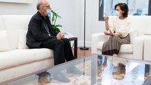 Carmen Calvo conversa con Juan José Omella