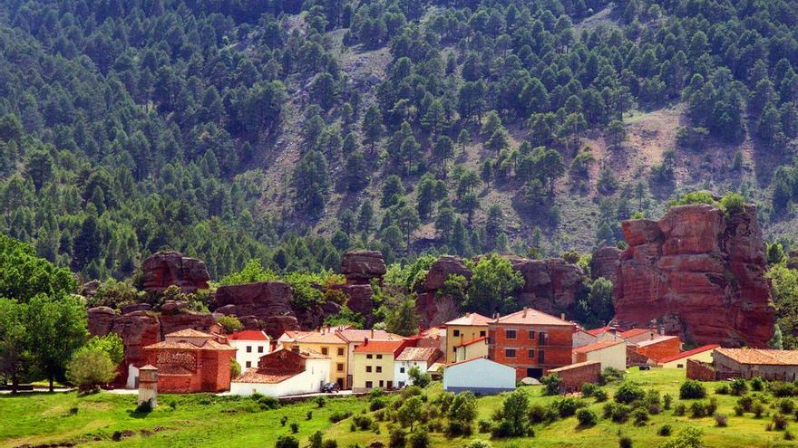 El pueblo español de 14 habitantes que está escondido entre un laberinto de rocas y a orillas de un río