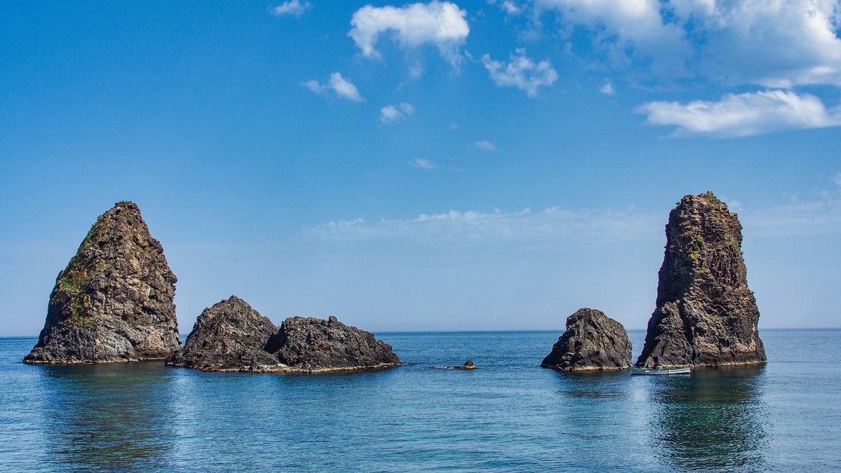 Los farallones de Polifemo son los protagonistas de este pequeño pueblo pesquero