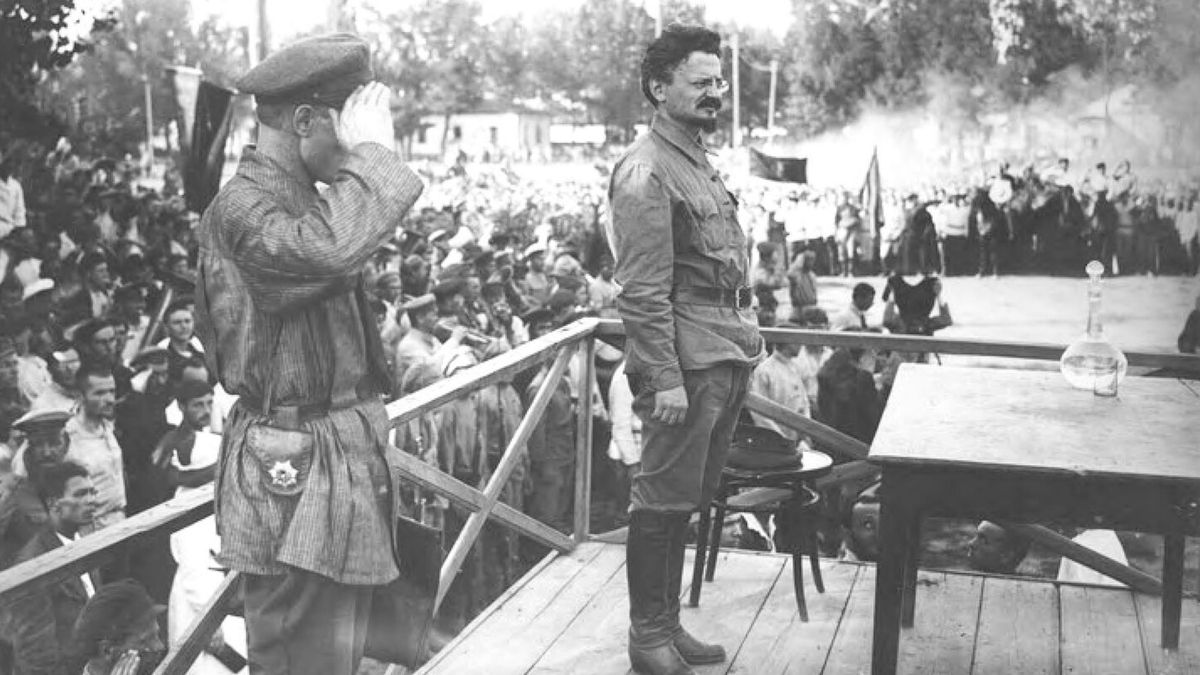 Leon Trotski en Moscú, en septiembre de 1919, poco antes de dirigir con éxito la defensa de Petrogrado.