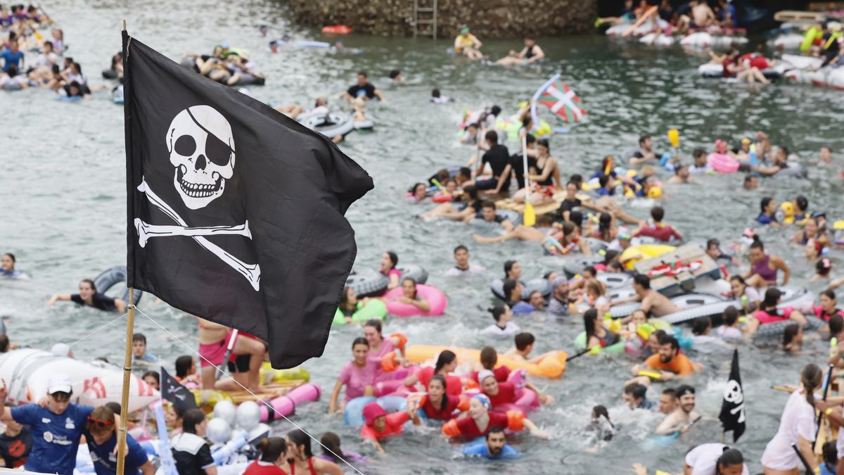 Piratas de todas las edades navegan por las aguas donostiarras en el abordaje más popular.