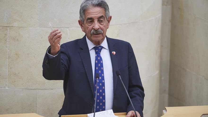 El líder del PRC, Miguel Ángel Revilla, en el Parlamento de Cantabria