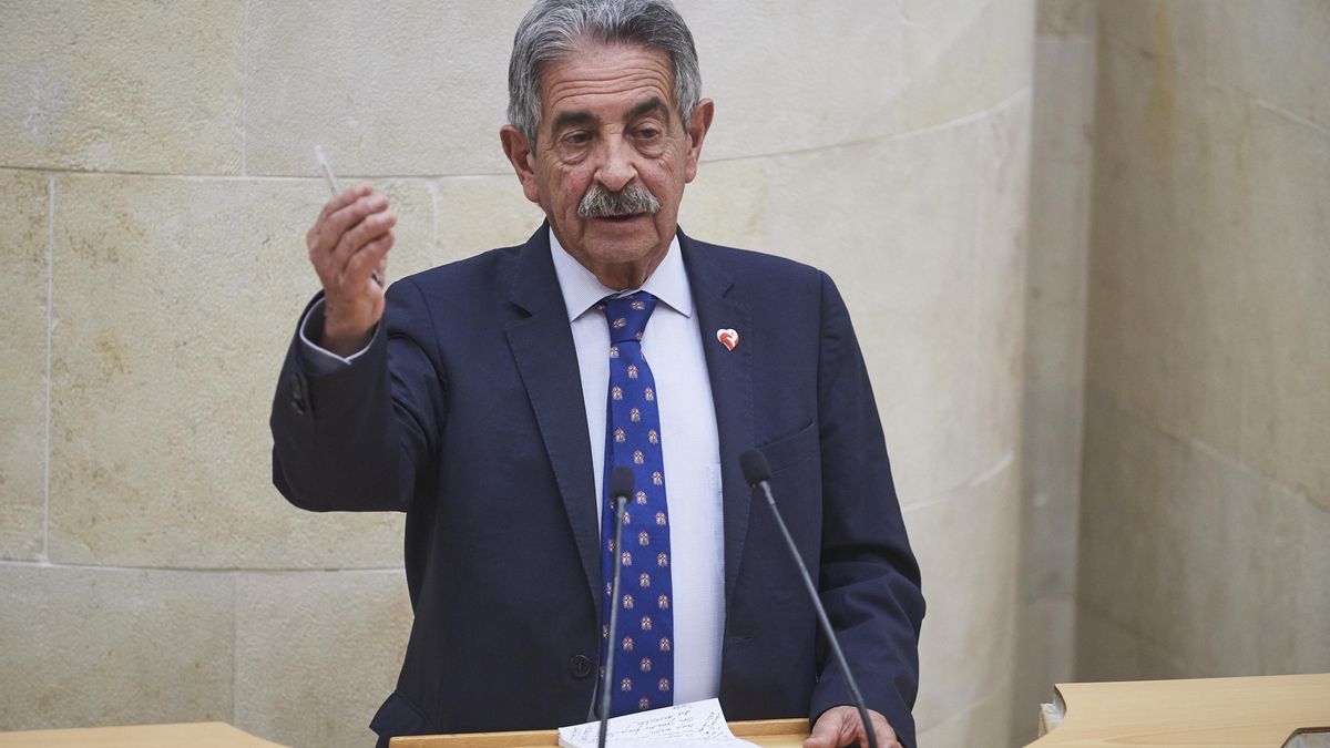 El líder del PRC, Miguel Ángel Revilla, en el Parlamento de Cantabria