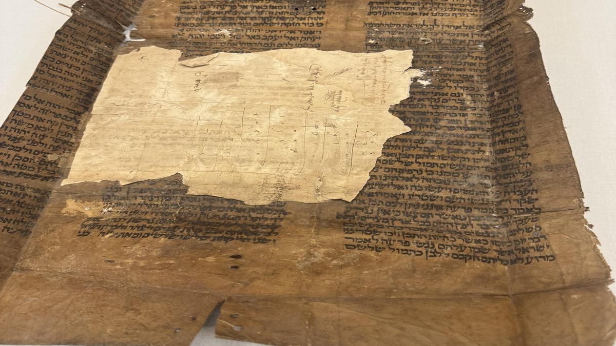 Fragmento de la torá localizado en un libro parroquial de Alfaro