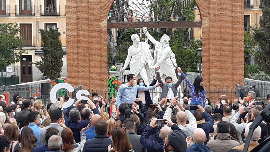 Ciudadanos en la Plaza del 2 de Mayo