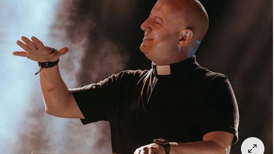 Las entidades feministas de Zaragoza rechazan el concierto Padre Gilherme por "adoctrinar" y por su "visión patriarcal"