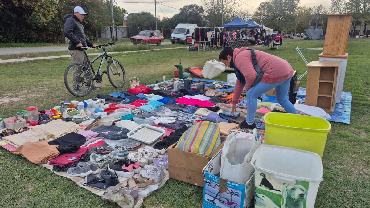 Pocos clientes en la feria de la plaza de la escuela 13 en Guernica
