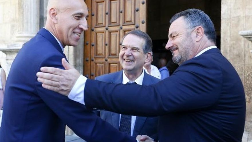Carlos S. Campillo / ICAL. El alcalde de León, José Antonio Díez, y el de Vigo, Abel Caballero, felicitan a Eduardo Morán.