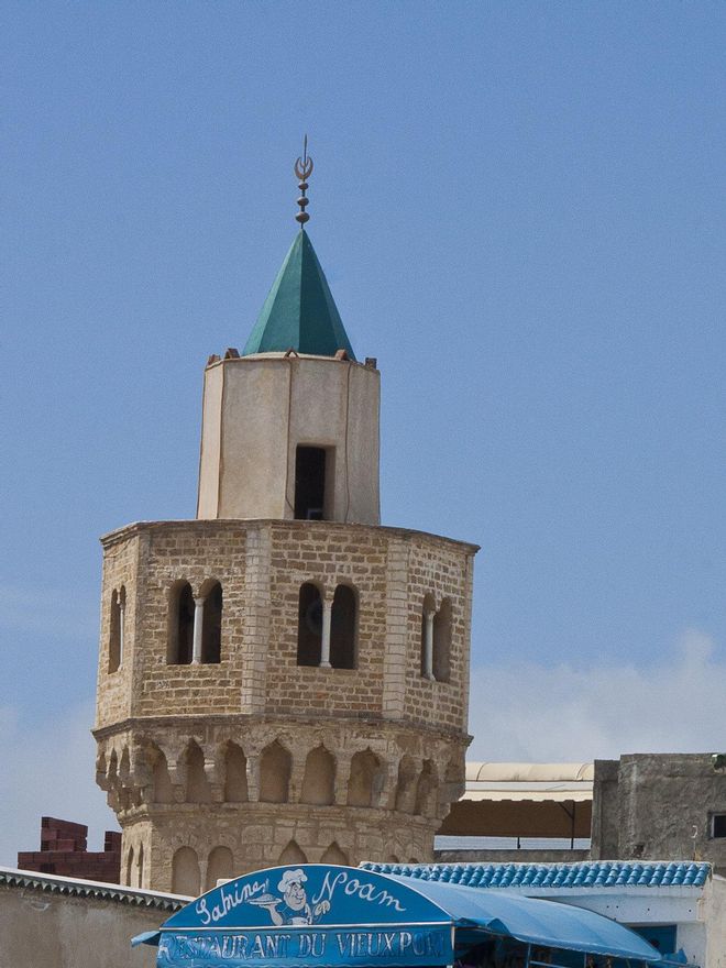 El minarete de la Gran Mezquita de Bizerta emerge tras los terrados de la medina.