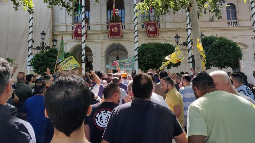 Los taxis de Sevilla batallan contra el Ayuntamiento para no perder el control sobre la venta de licencias