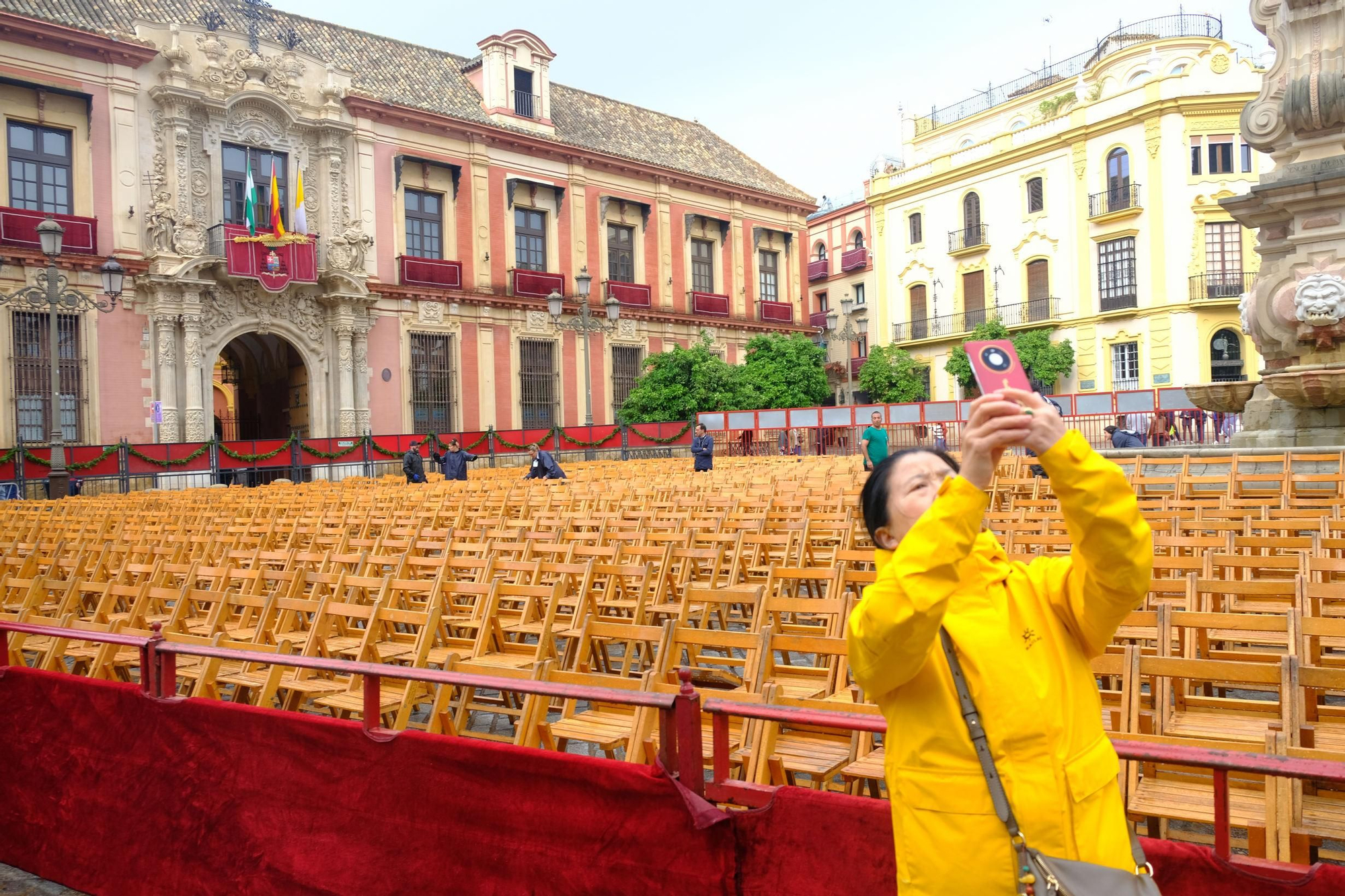 Las sillas se han convertido en una atracción para los turistas en la plaza de la Virgen de los Reyes