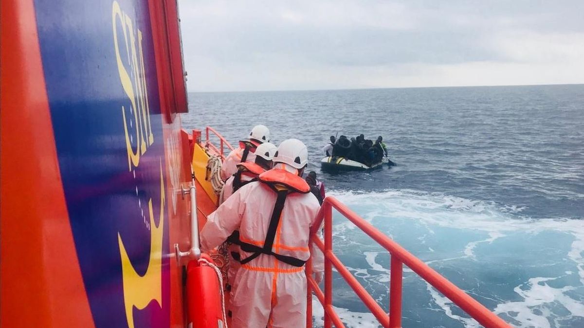 (Resumen) Trasladan a las costas andaluzas a 393 personas tras rescatarlas de diez pateras este viernes