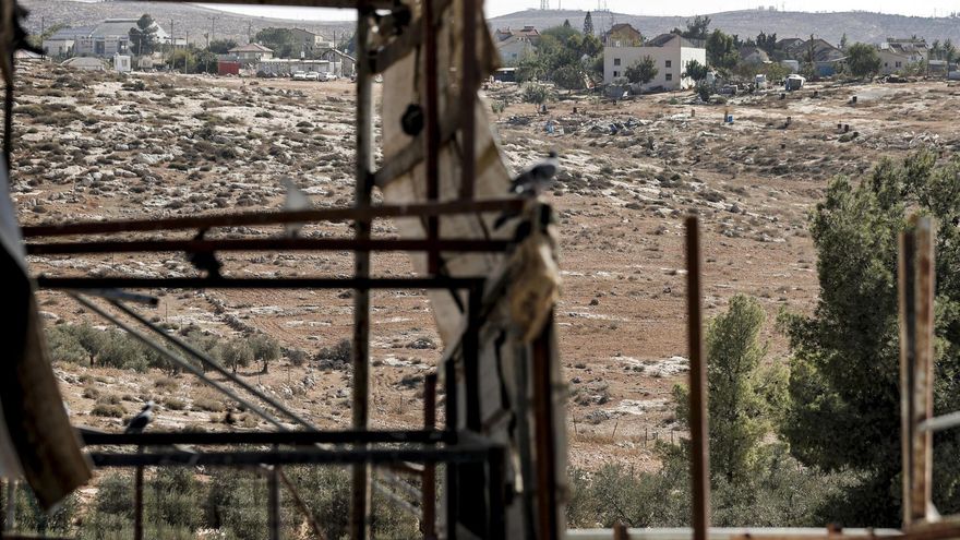 Vista de uno de los asentamientos de colonos israelíes (al fondo de la imagen), desde el poblado de Susiya, al sur de Hebron