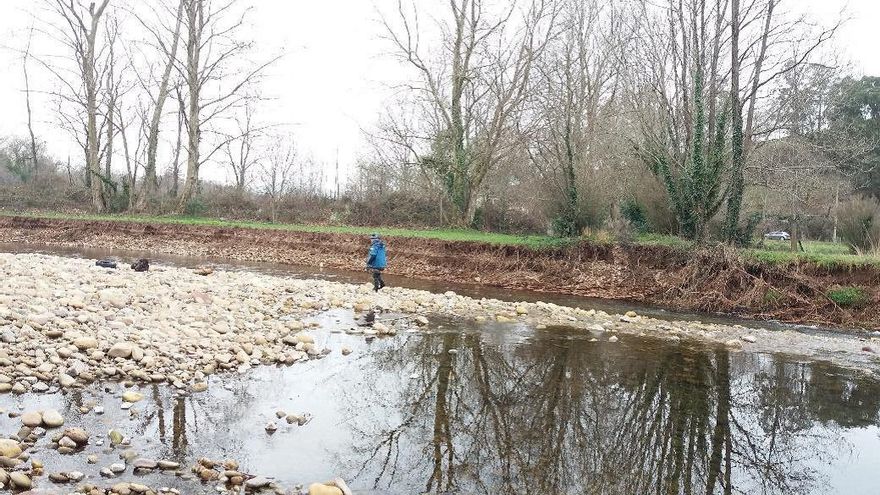 La Guardia Civil investiga la muerte de cientos de peces en el río Pisueña