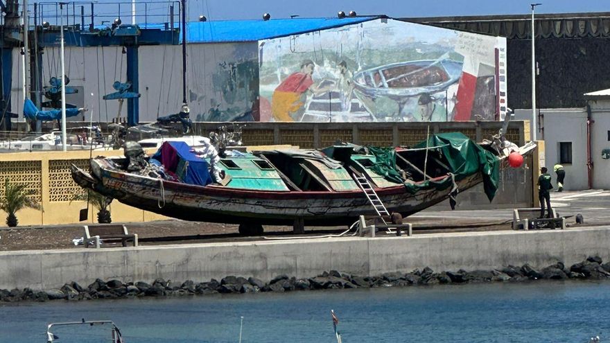 Imagen del cayuco volcado tras ser retirado del mar.