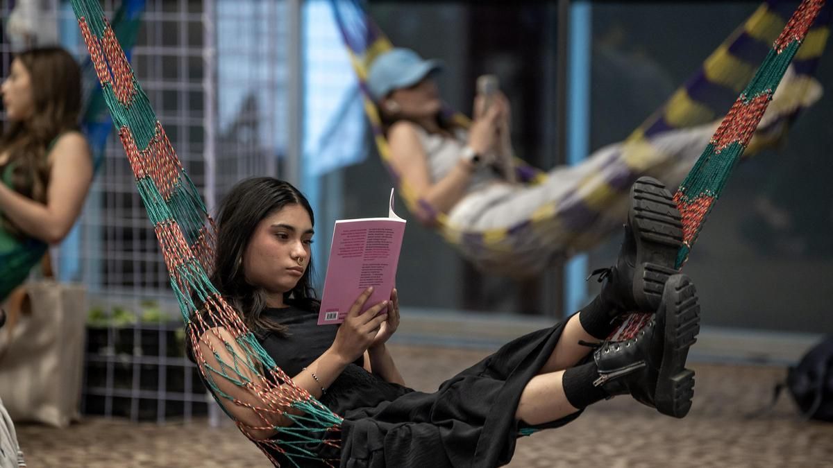 Ganar dinero por leer: la peculiar iniciativa de Singapur para que la gente cambie el móvil por un libro