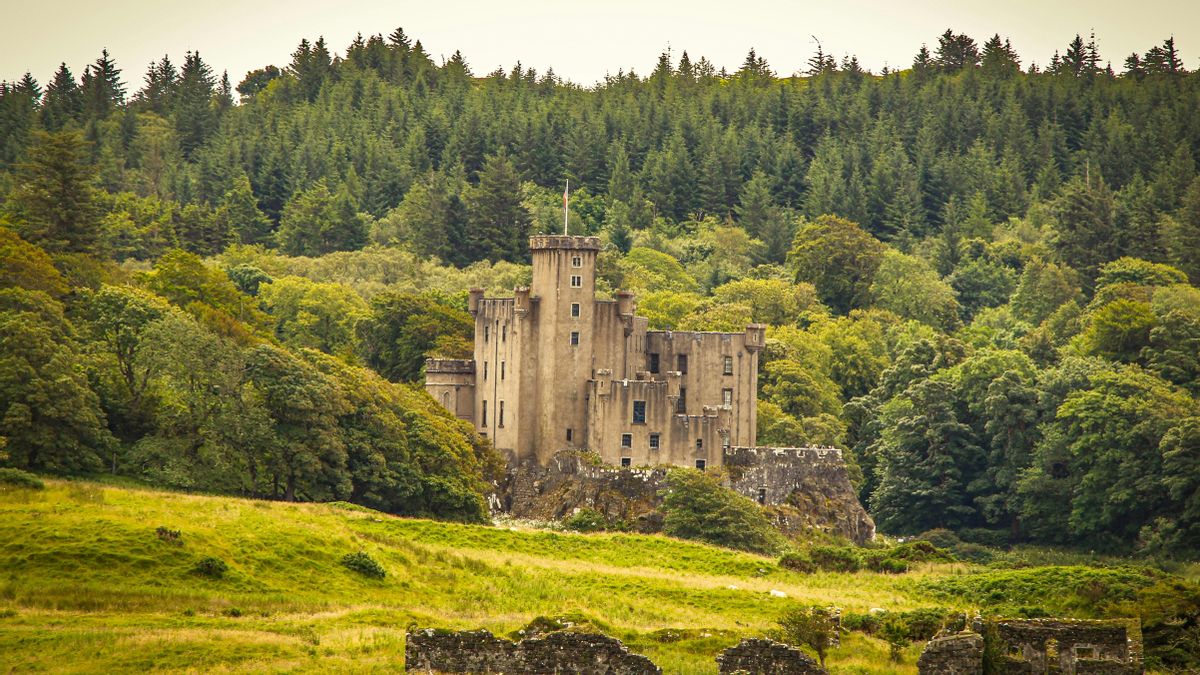 Del siglo XIII y situado a orillas de un lago de agua salada, es considerado el castillo escocés que lleva más tiempo habitado