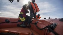 Los náufragos, entre ellos tres mujeres embarazadas, un bebé de seis meses y un niño de siete años, han sido localizados en dos botes distintos