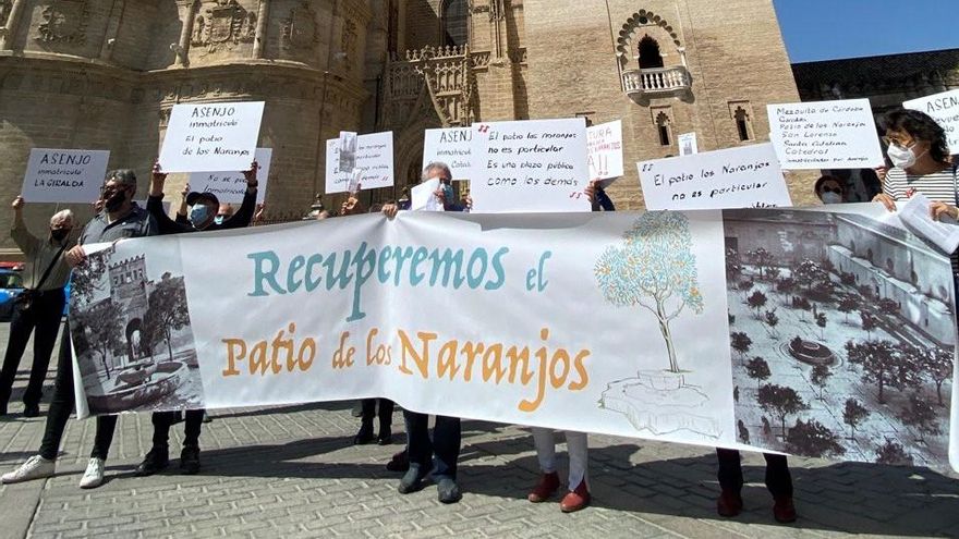 Exigen al Gobierno que anule la inmatriculación del Patio de los Naranjos para que sea otra vez una plaza pública de Sevilla