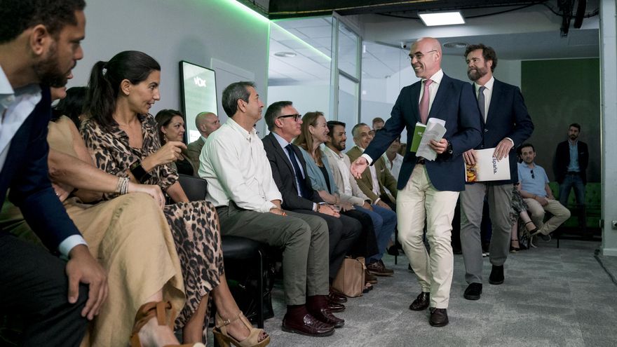 El vicepresidente de Acción Política de Vox, Jorge Buxadé (i), y el portavoz del Grupo Parlamentario en el Congreso de los Diputados, Iván Espinosa (d), a su llegada a la presentación del programa económico de Vox para las Elecciones Generales del 23J