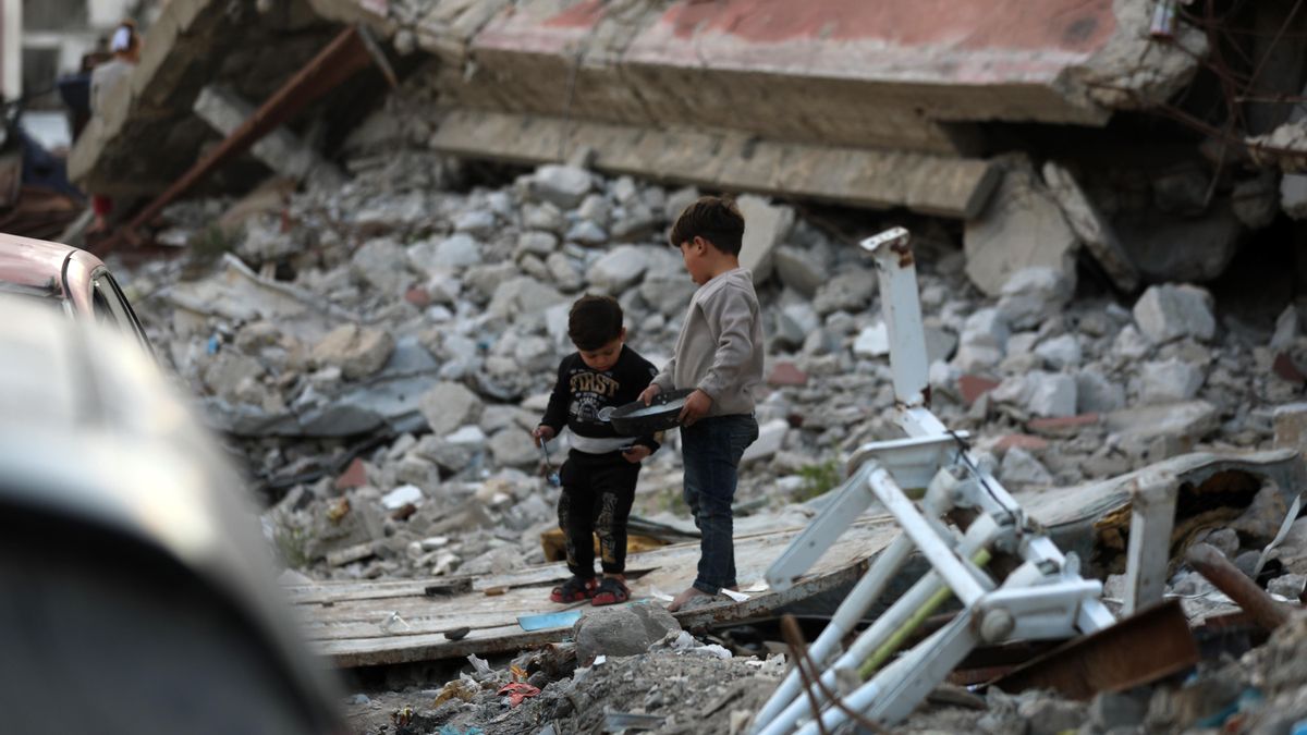 Dos niños juegan entre los escombros en Gaza