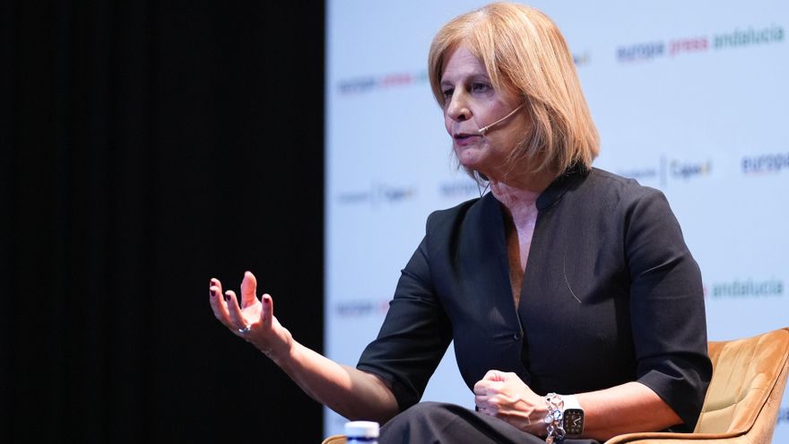 La alcaldesa y presidenta de la Federación Española de Municipios y Provincias (FEMP), María José García-Pelayo (i); y el delegado de Europa Press Andalucía, Francisco Morón (d); en el encuentro informativo de Europa Press Andalucía.