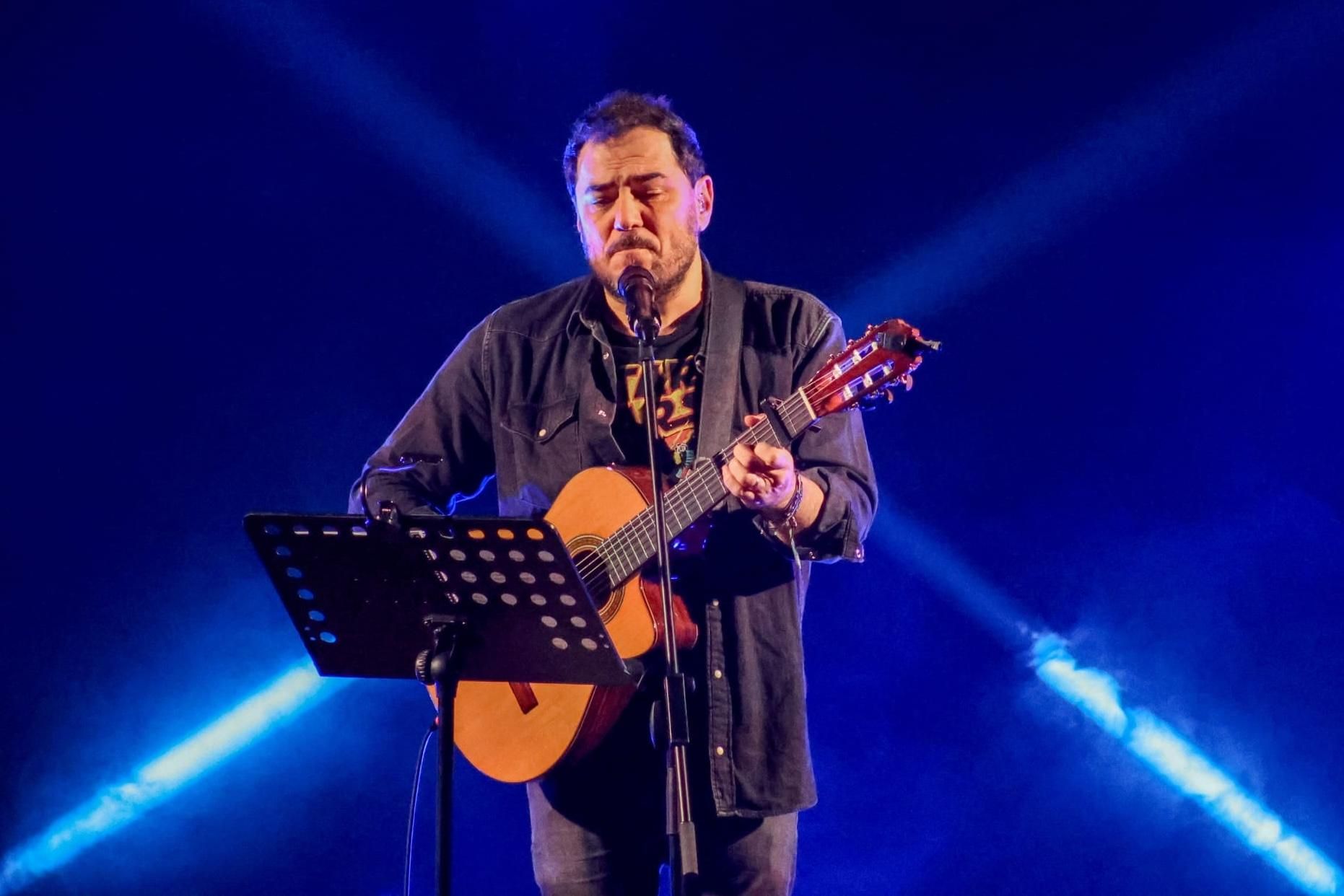 Ismael Serrano durante el concierto. JOSÉ AYUT