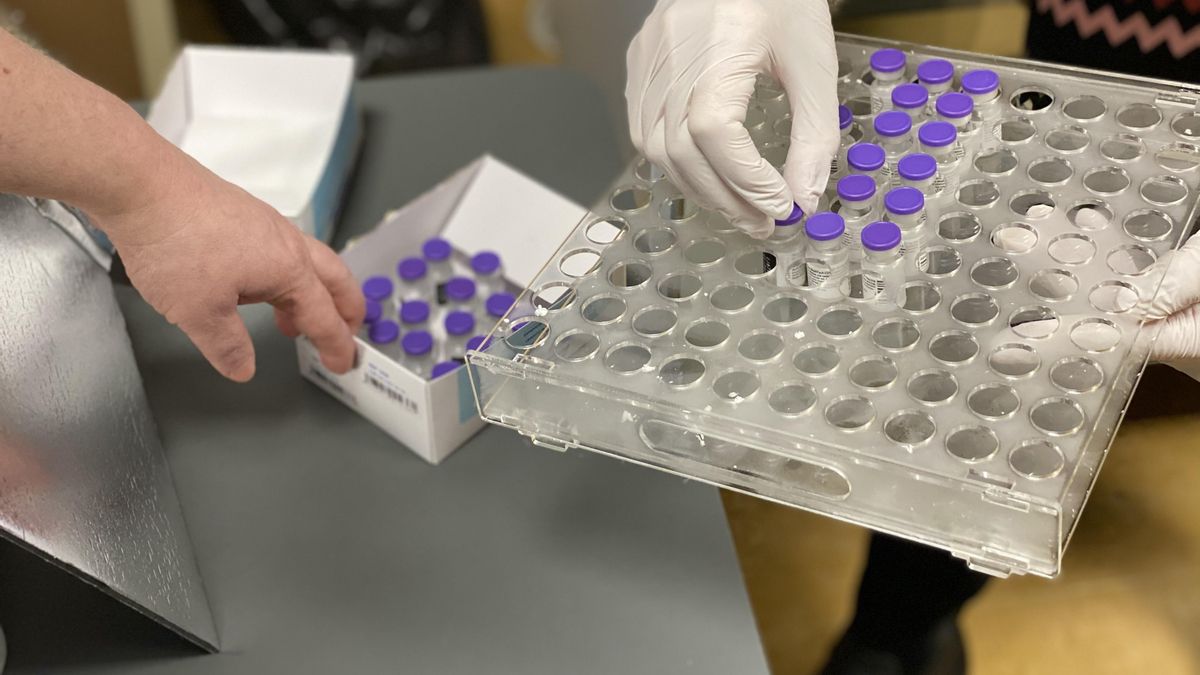 Cvirus.- Cantabria sigue inmunizando pese a la incidencia de Pfizer y Revilla dice que son "muy pocas vacunas"