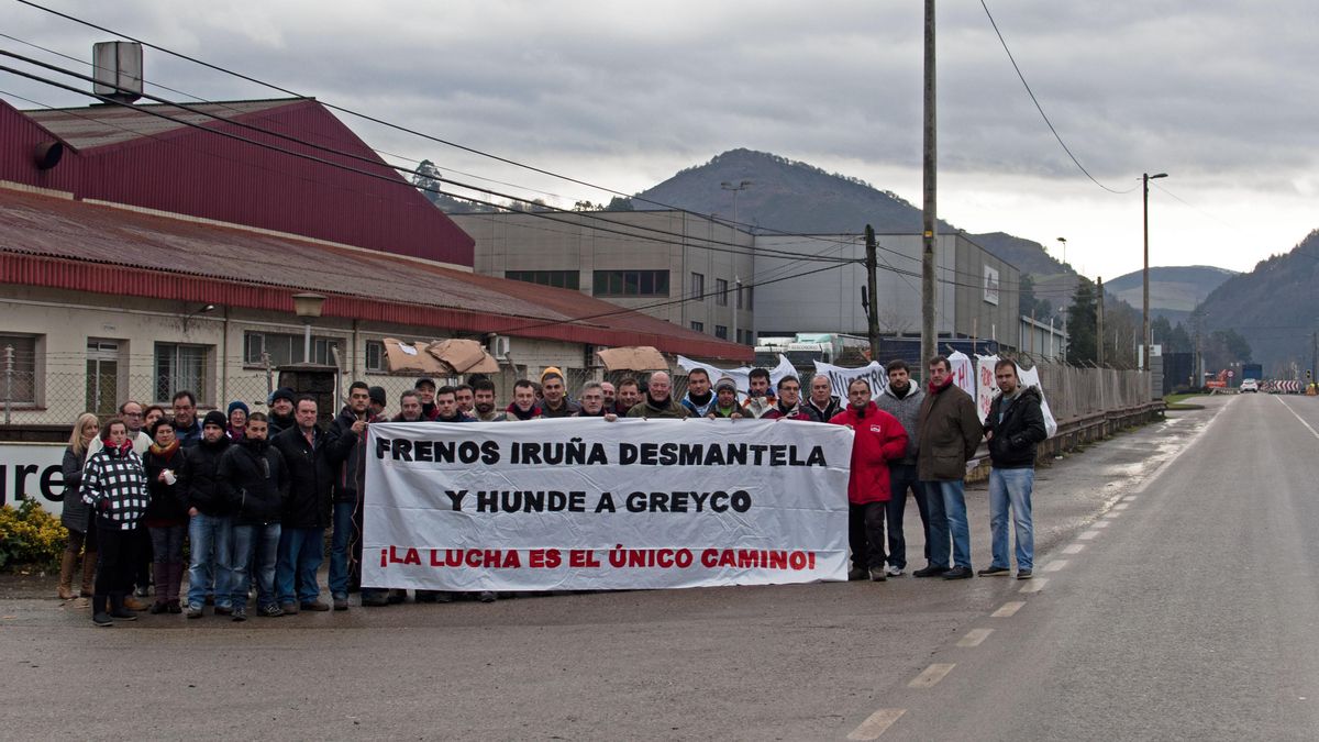 Los trabajadores de Greyco en una concentración frente a la fábrica. |