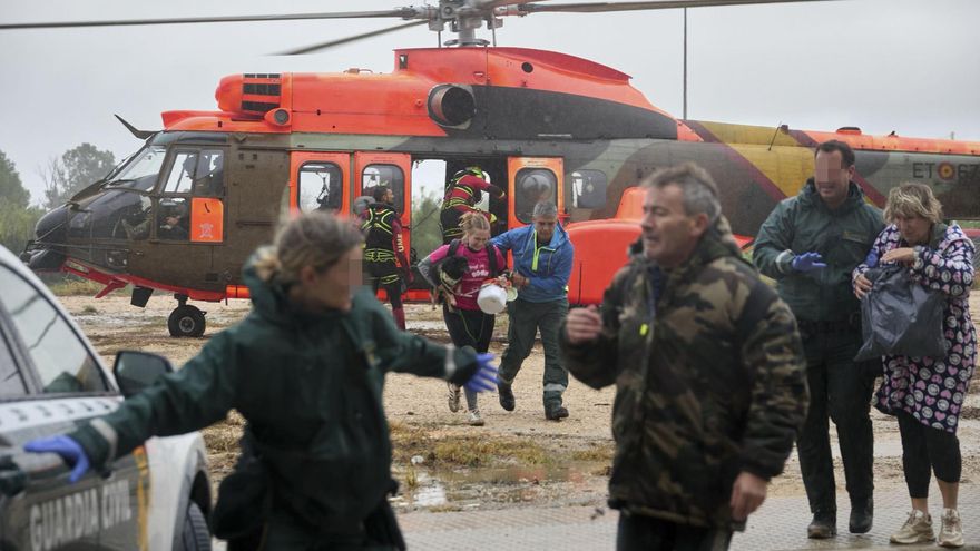 Varias personas se bajan de un helicóptero de los servicios de emergencia tras ser rescatados este lunes en la localidad de Oliva, en la comarca valenciana de la Safor, una de las más afectadas por la dana Adam.