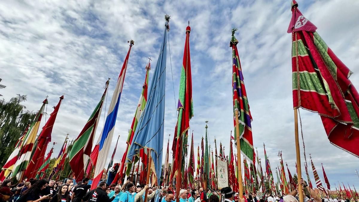 Más de 350 pendones y desfile de carros engalanados en Las Cantaderas 2025 que abren las fiestas de San Froilán en León