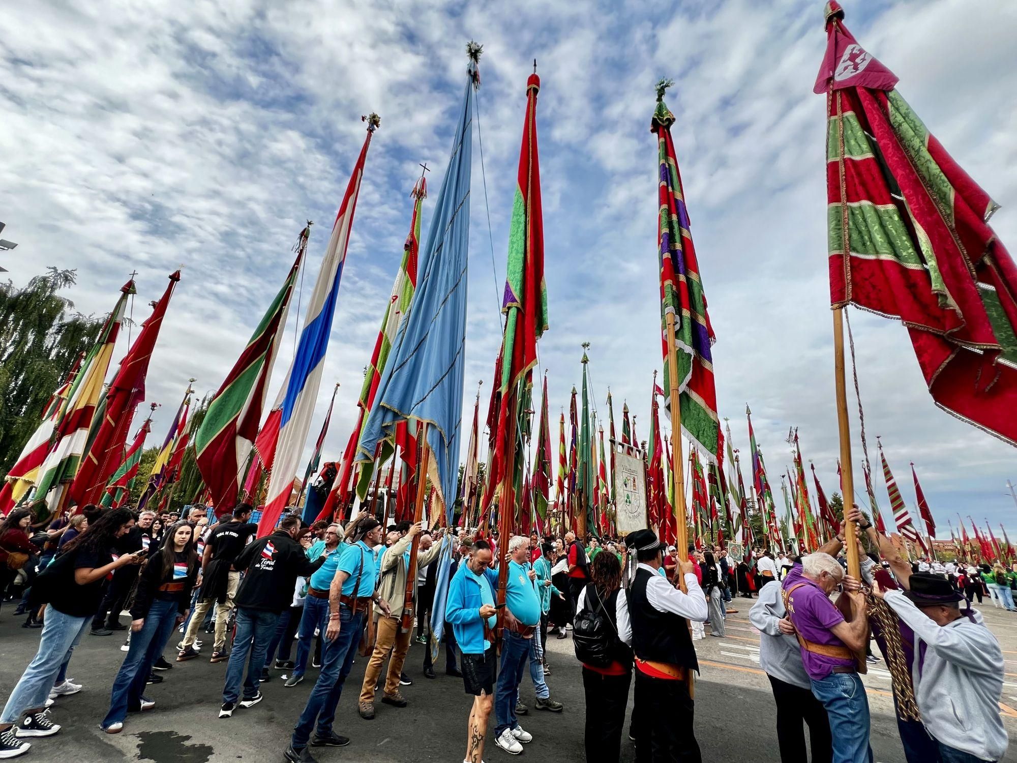 Más de 350 pendones abrieron las fiestas de San Froilán en León