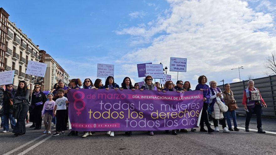 Varias mujeres portan una de las pancartas en la manifestación de Santander.