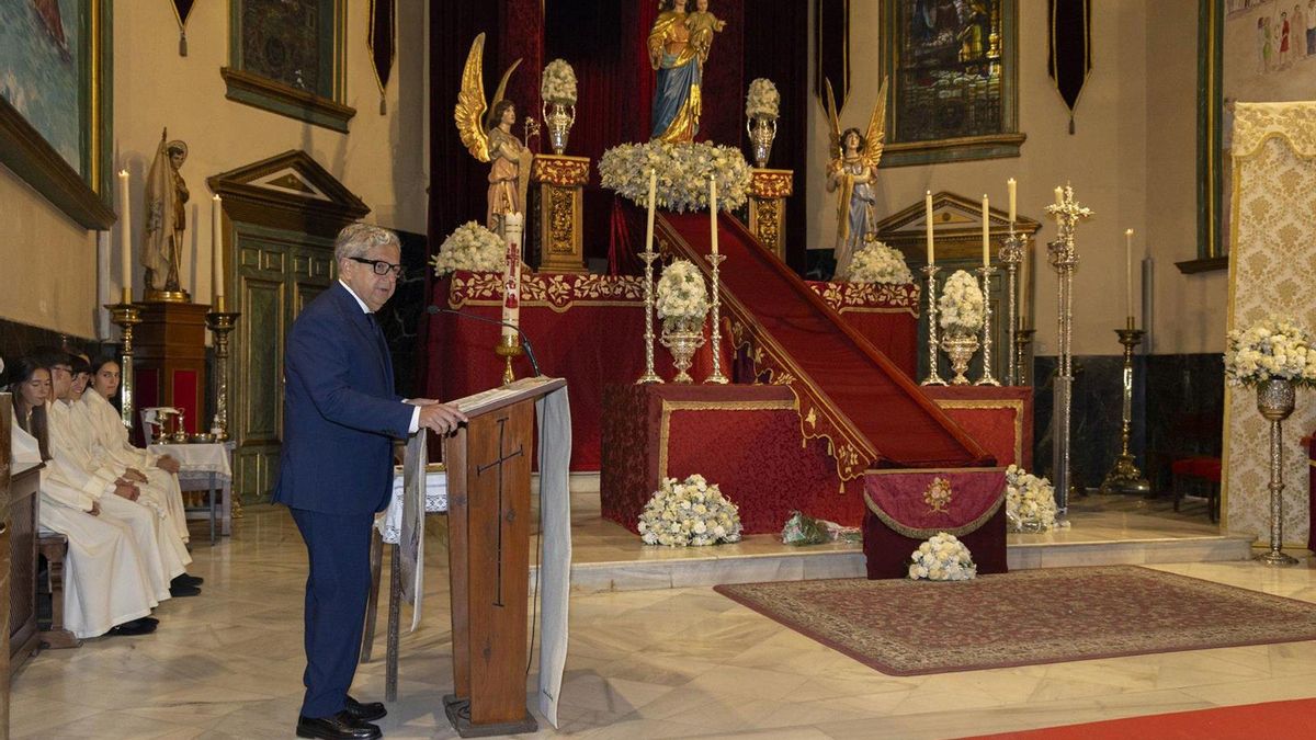 Salvador Fuentes pronuncia la exaltación a María Auxiliadora en la tradicional bajada de su camarín