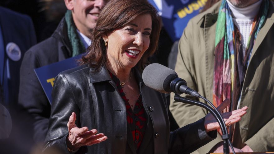 Gobernadora de Nueva York dice que es "cruel" la detención de madre migrante y sus 3 hijos