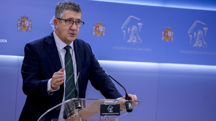 El portavoz del PSOE, Patxi López durante la rueda de prensa tras la reunión de la Mesa del Congreso este martes. EFE/Javier Lizón