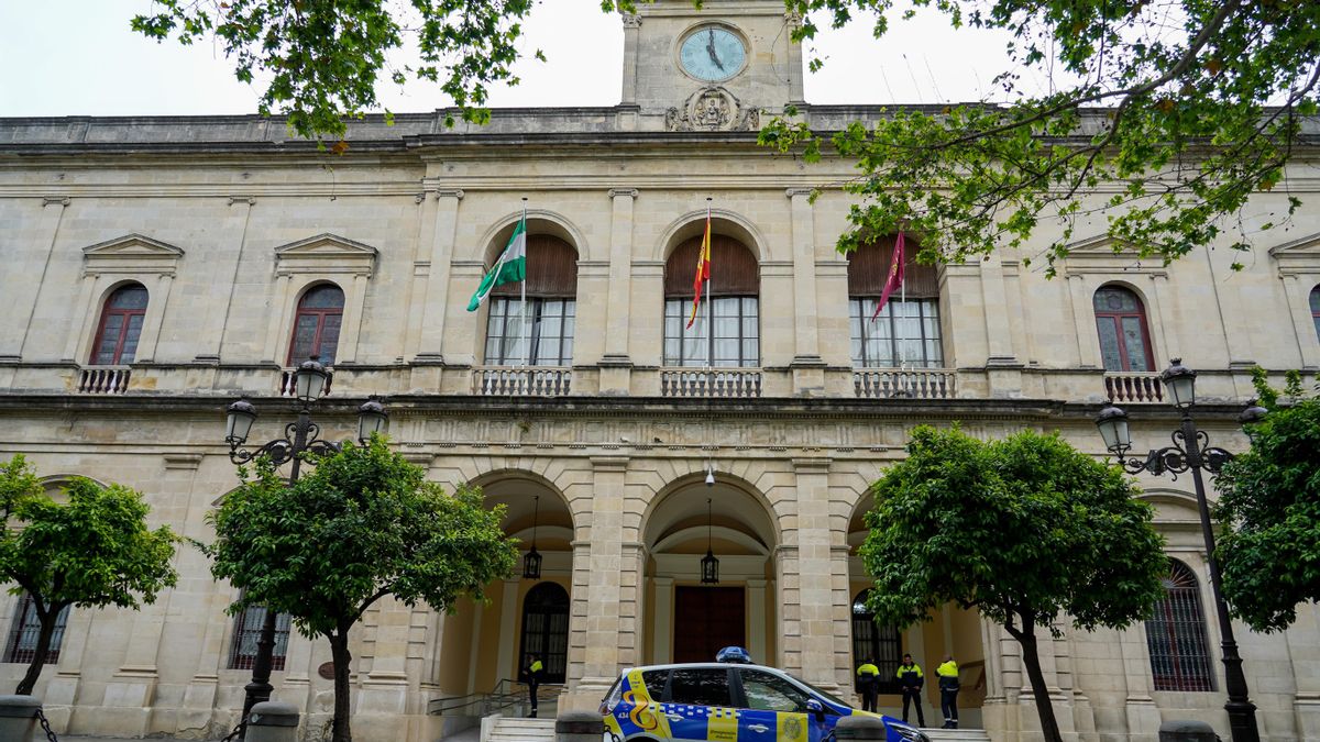 Archivo - Fachada del Ayuntamiento de Sevilla (archivo)