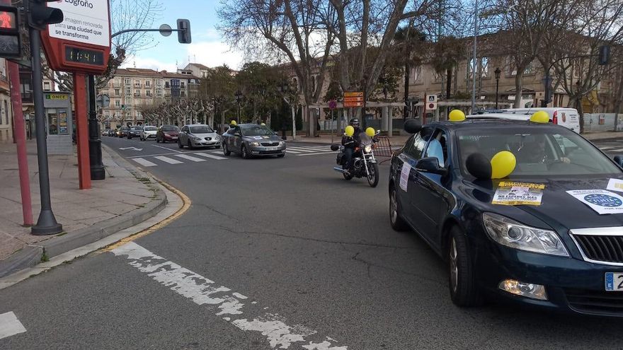 Los interinos recogen firmas para denunciar que están obligados a elegir jornadas parciales