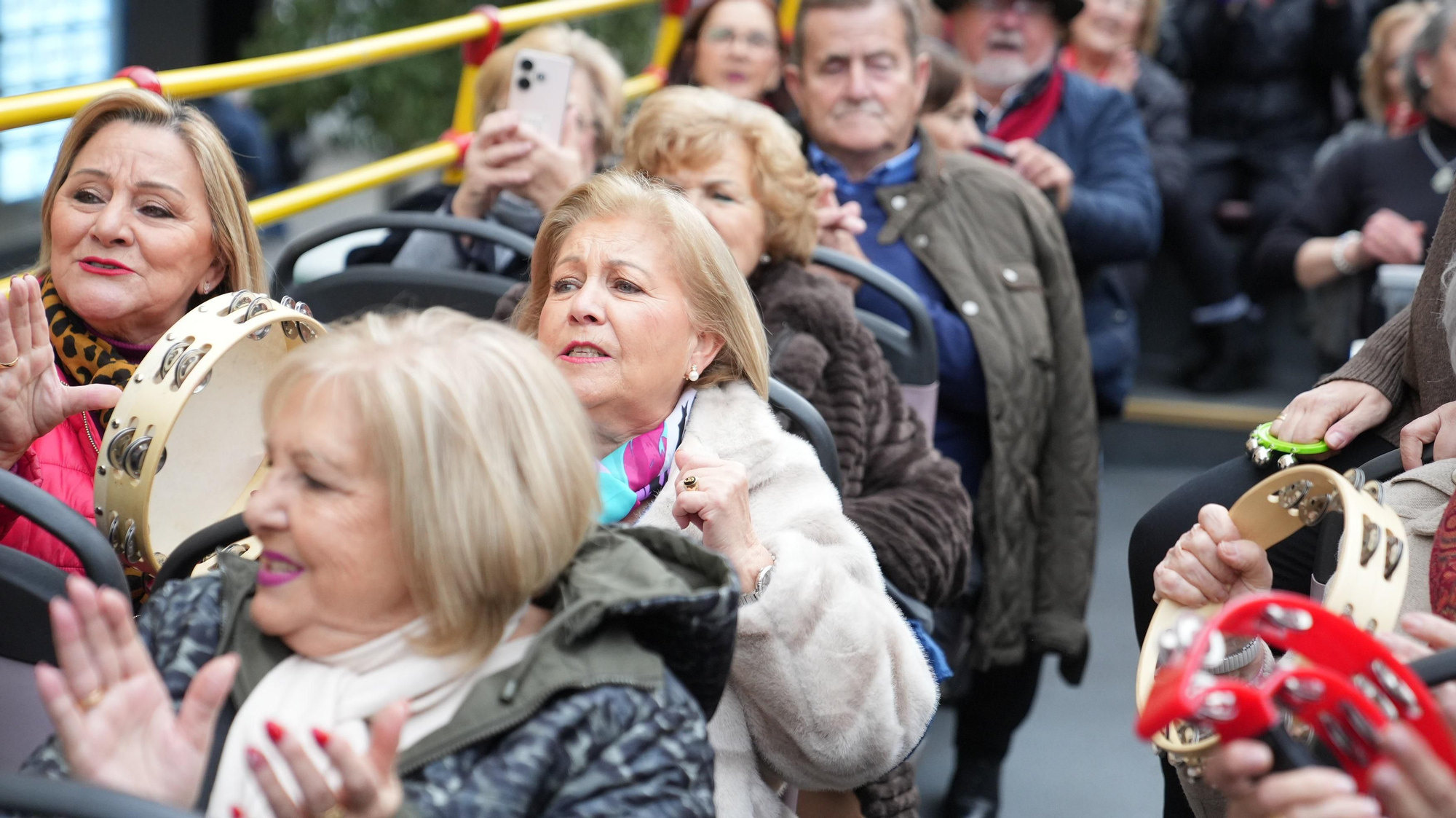 Los mayores participan en un recorrido urbano en autobuses turísticos dentro de la actividad “Coro de Coros”.