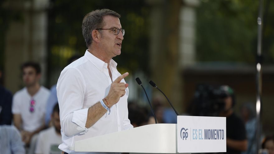 El candidato del PP a la presidencia, Alberto Núñez Feijóo (c), protagoniza un mitin celebrado este jueves en Madrid. EFE/ Juanjo Martín