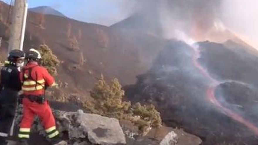 Miembros de la UME, junto a una de las bocas eruptivas en La Palma