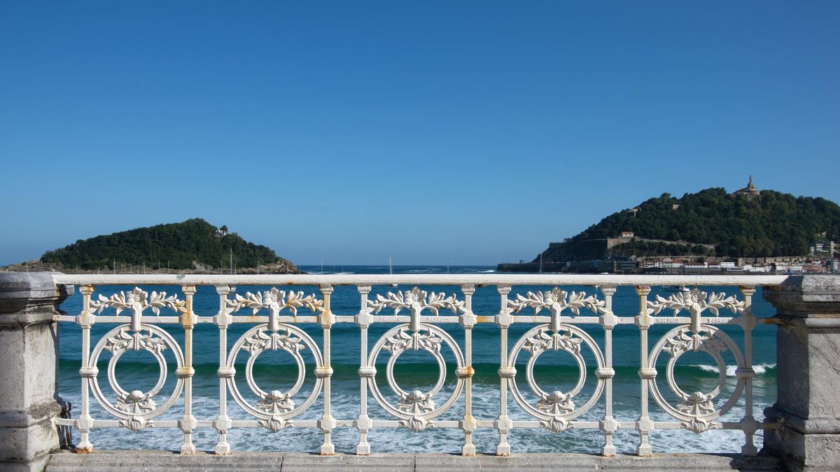 La relevancia técnica de la barandilla de la Playa de la Concha trasciende lo ornamental, el diseño calado en hierro forjado con motivos vegetales garantiza permeabilidad visual total desde el paseo hacia la playa y el mar, y desde la playa hacia la ciudad.