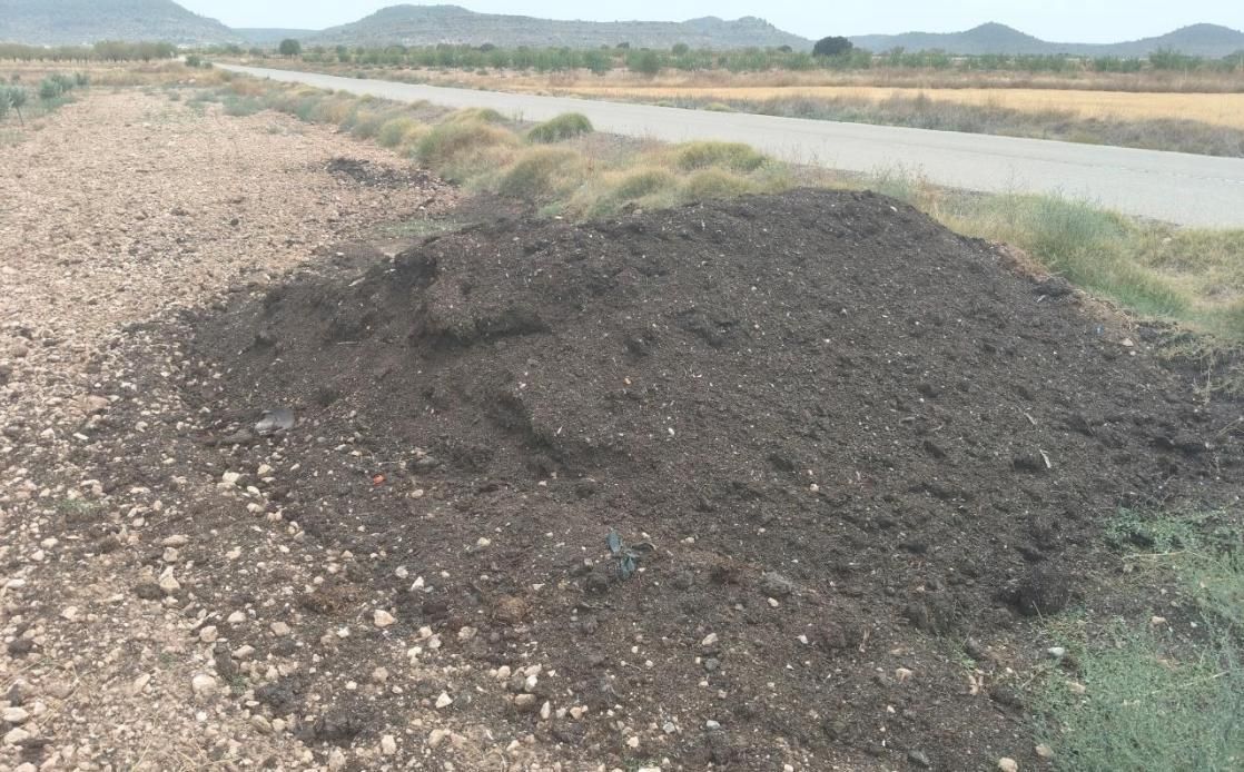 Montón de basura "sin extender más de 4 meses a más o menos un kilómetro del pueblo de Alatoz"