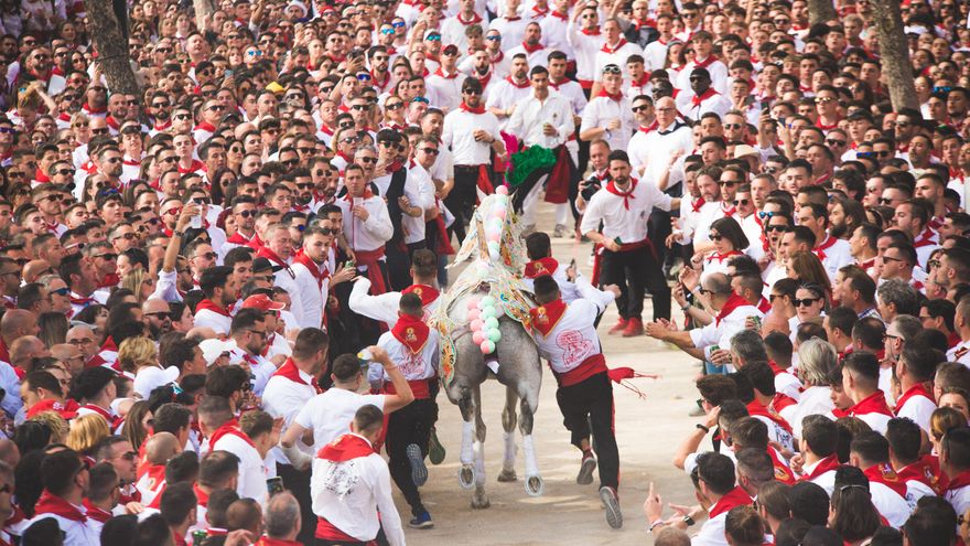 Subir a toda velocidad la cuesta de un castillo medieval: las fiestas de los Caballos del Vino en Caravaca de la Cruz
