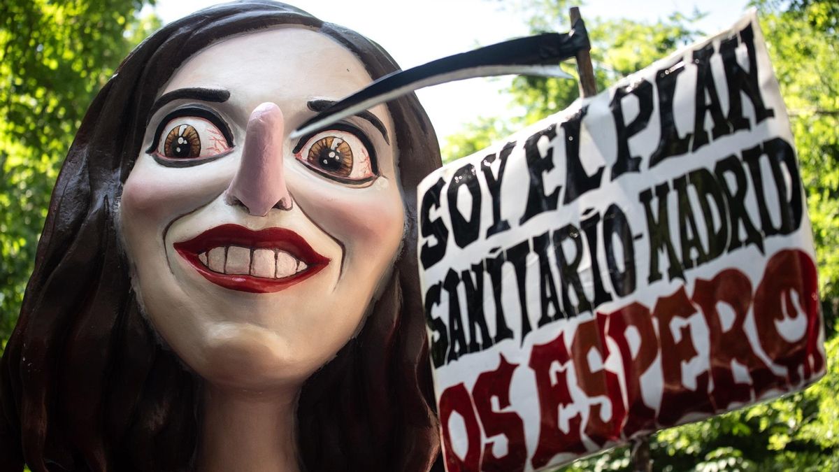 Pancarta con lema 'Soy el plan sanitario Madrid. Os espero' durante una manifestación por la sanidad pública y para denunciar el desmantelamiento del sistema sanitario público por parte del gobierno de Isabel Díaz Ayuso, a 31 de mayo de 2026, en Madrid (España). Fernando Sánchez / Europa Press