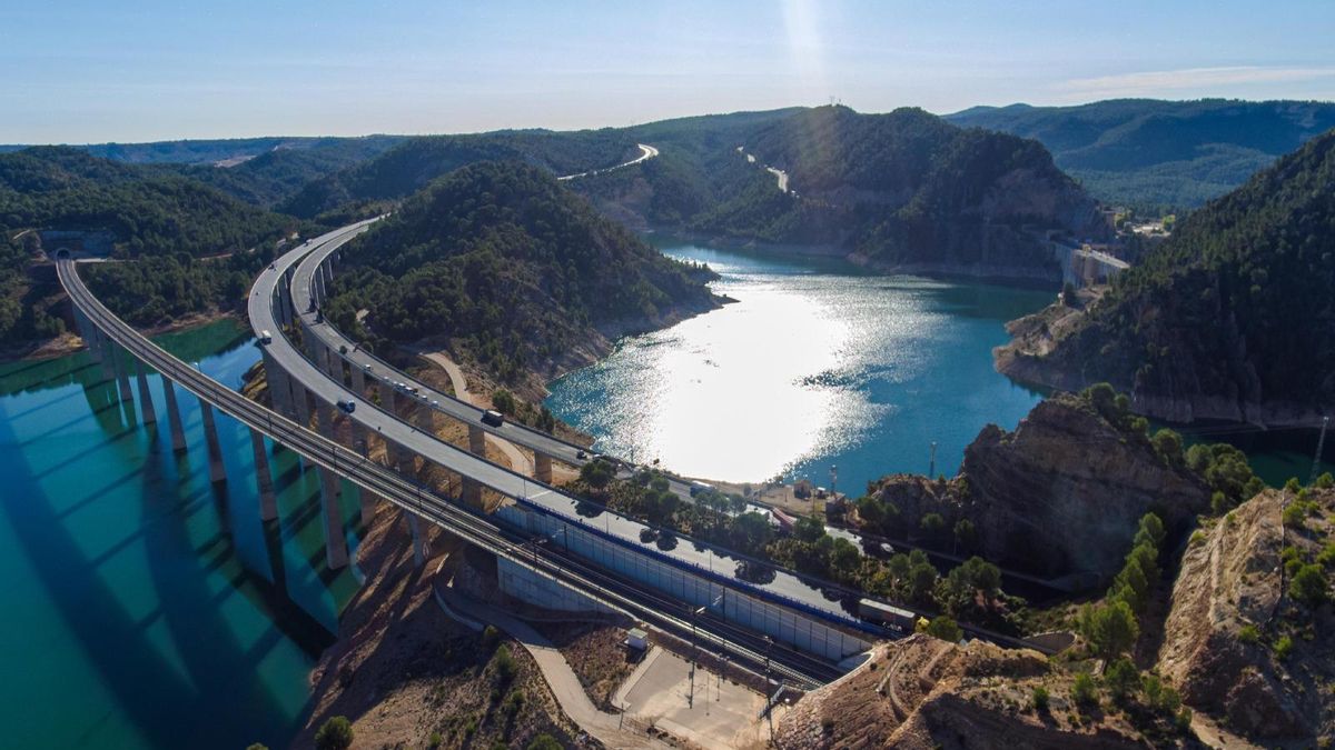 Entre Valencia y Cuenca: el embalse de aguas claras y turquesas desde el que podrás acceder a varias rutas de senderismo