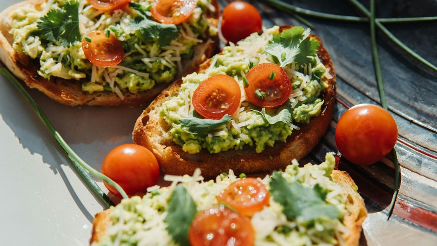 Vegetarianos y llenos de energía: cuatro desayunos saciantes, nutritivos y sanos